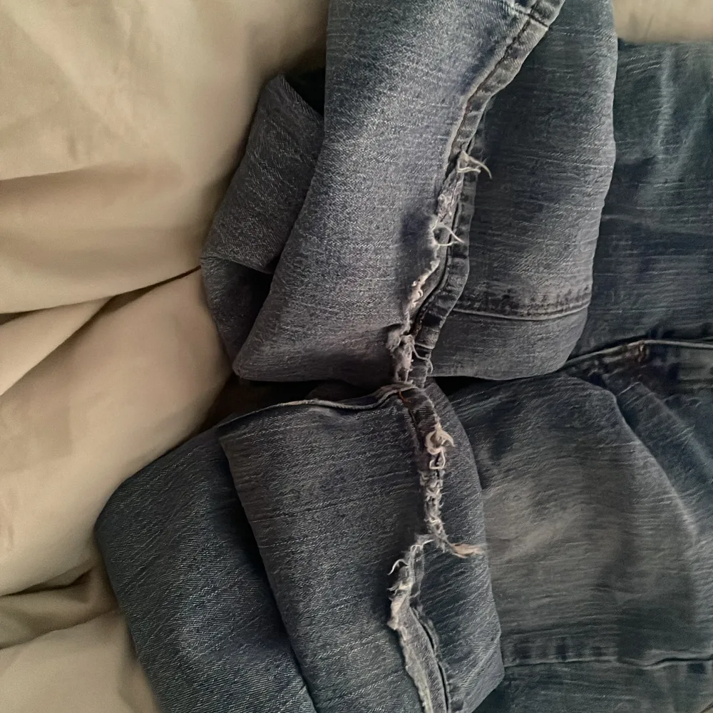 Säljer ett par snygga blå bootcut jeans. Säljer dom då de inte passade mig så bra, men dom passar mig perfekt i längden då jag är 171💓. Jeans & Byxor.