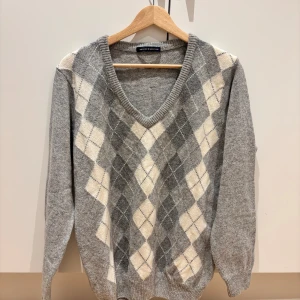 Stickat tröja - En fin grå stickat tröja från brandy melville, använd bara 2-3 gånger