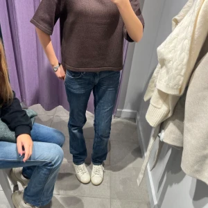 SÖKER!  - Söker denna bruna stickade ”t-shirten” från Vero Moda. Märket heter Aware. Söker den i storlek xs. Hör av dig om du vill sälja den för ett rimligt pris! 🍁🍂🤎