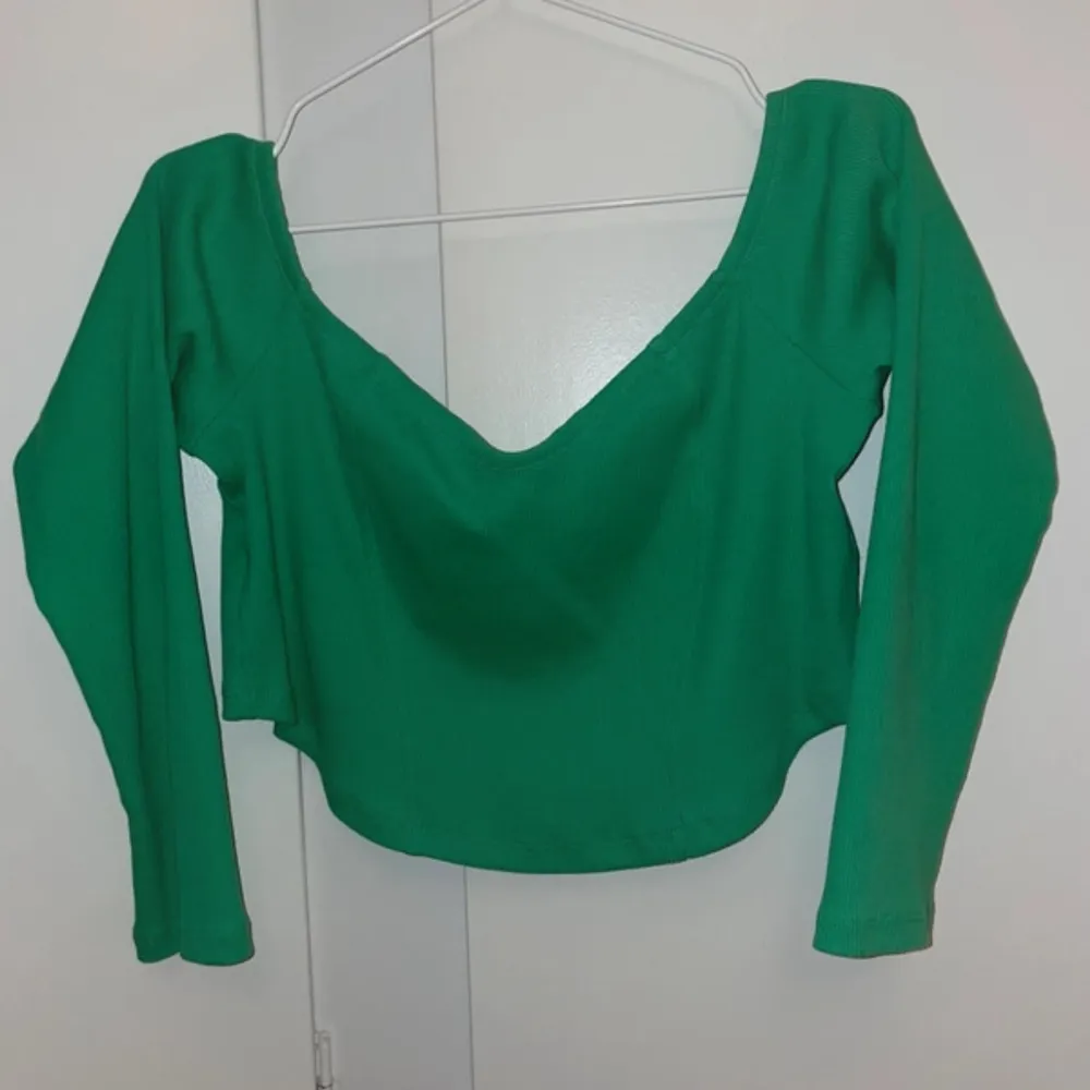 Grön långärmad croptop köpt på Asos, använd en gång!. Toppar.