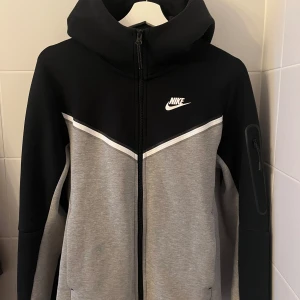 Nike techfleece ziptröja (XS) - Nike techfleece zip tröja Storlek XS men passar även S Skick 10/10, använt max 10 gånger. Nypris ca 1350kr.