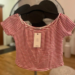 Vit och röd topp - En helt ny topp som aldrig är använd som är super söt 