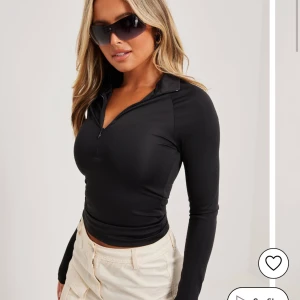 Nelly tröja - Supersnygg tröja från Nelly. Använt 1 gång. Säljs inte längre. Inga skador.