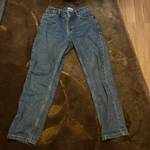 Grunt Jeans - Hej mitt 3:e par grunt jeans ja säljer kolla min profil för fler den här gången färgen mörkblå. Nypris: 600 kr, mitt pris: 320 kr