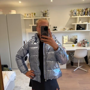 Vinter/höst jacka - Jätte snygg och jätte cool jacka, funkar både till hösten och till vintern💕bra skick