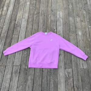 Nike tröja - Har en liten fläck på framsidan (se bild 2) pris går att prata om