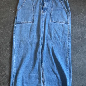 jeans tjol - har ett litet rivt hål. storlek: S