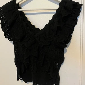 svart stickad topp - Knappt använd, väldigt bra skick