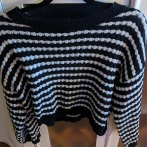 Vit och svart tröja💖 - Super mysigt stickad tröja i s men passar m också 💖vet tyvärr inte vart den är ifrån:(