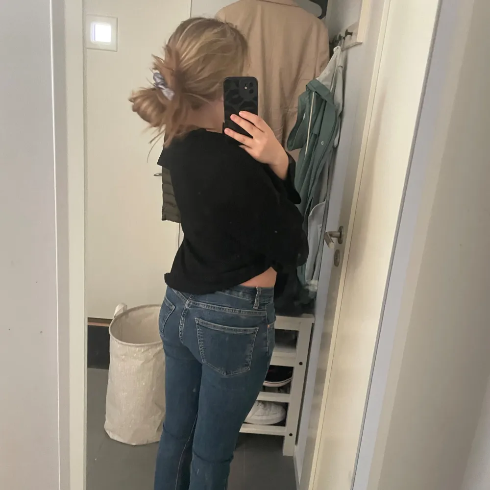 Ett par superfina mörkblåa jeans ifrån Gina i storlek 34💗 knappt använda och i jättebra skick. Jeans & Byxor.