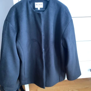 Kappa - Kappa med scarf från Nakd i storlek 34. Stor i storlek. Använd vid ett tillfälle så i nyskick. 