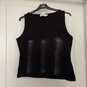 Y2K linne  - Så fint y2k linne, köpt secondhand, äkta 00s 🖤✨Glittrig på framsidan! Storlek L o stretchig så passar L-XL, verkligen smickrande passform 🌹⭐️Perfekt skick, som ny! 