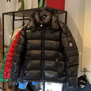 Svart Moncler maya 2019 modell i absolut nyskick! Storlek 2 passar S/M, nypris 18.000kr mitt pris 8000kr men tar emot rimliga bud! Över 70 refs från nöjda kunder finns, bara att skriva vid frågor eller funderingar 🙏