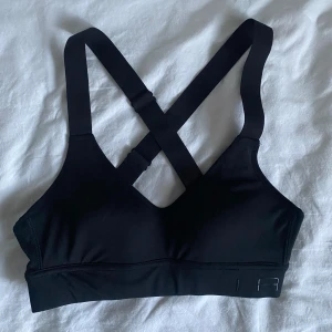 Sport bh💗 - Sport bh från Ullared i sprittelnytt skick, aldrig använd endast testad.  Korsad i ryggen❣️❣️
