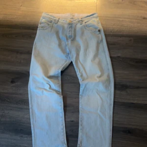  ljusblå jeans  - Riktigt fetta som ljusblå jeans  De är baggy/straight fit och sitter riktigt Nice  W34 L31 men sitter lite mindre i midjan skulle jag säga annars bälte fixar de