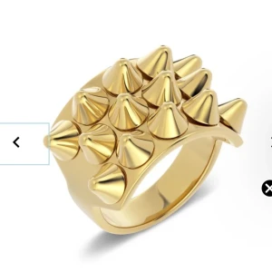 Edblad ring  - Säljer min Edblad ring i guld som inte kommer till användning längre! Ringen har ett litet märke på sig 3e bild men som man inte alls tänker på! Ringen är även lite repig vilket den blir, men i gott skickt! Nypris 399 mitt 250kr skriv för fler bilder