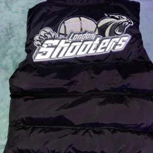 TRAPSTAR Väst - Storlek XS. 1 : 1 K0PIA. Aldrig använd