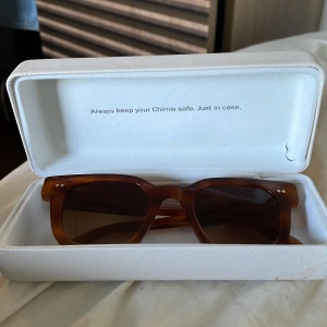 Chimi solglasögon 004 - Ett par chimi glajjor 004 använd väldigt lite har bara legat i garderoben några månader. Färg havana. Finns även chimi påse till glajjorna om ni vill ha den med