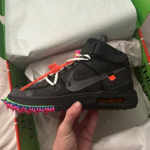 Off White x Air Force 1 High - Tjenare! Säljer eftersom de bara tar upp plats och var tänkt som en investering först.  Ds (aldrig använda ens provade) Storlek 45 Går för $317 på StockX