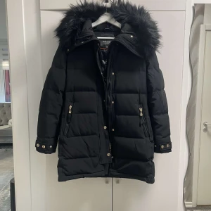 Hollies Vinter Jacka - Har bara använt den 4 gånger, den är fin som ny. 
