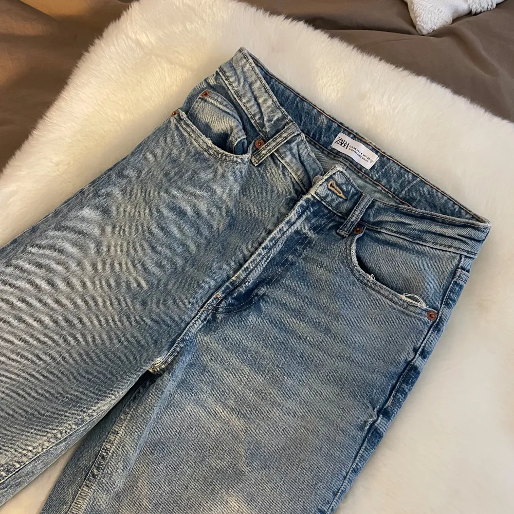 Säljer dessa jeans från zara i storlek 36. Använd två gånger så skicket är som nytt. . Jeans & Byxor.