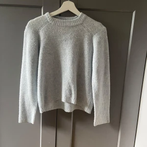 Stickad tröja  - Lite nopprig men syns inte alls. Har använt den  några få gånger. Säljer pågrund av inte min stil längre. 