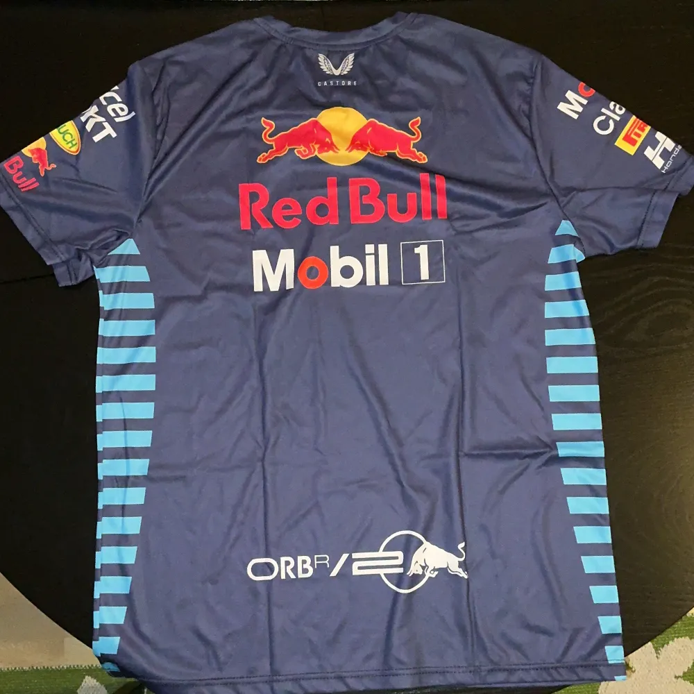 Jag sälja en helt ny oanvänd F1 Red Bull T-shirt L (kan också passa som M) Finns i Uppsala eller kan skickas fraktfritt inrikes. Swish går bra.. T-shirts.