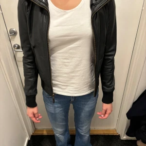 Skinnjacka herr - Skinnjacka för grabbar  Det finns ingen storlek i jackan men modellen är 170cm lång 
