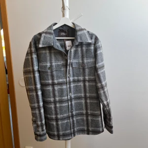 Oscar Jacobson Overshirth  - Helt ny oanvänd  Oscar Jacobson overshirt, Ny pris 3500 säljs för 2000kr kan gå ner lite vid snabb affär!!!