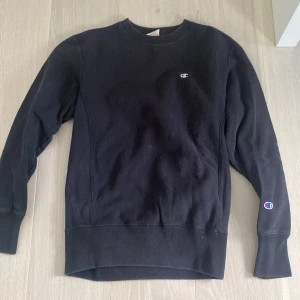 Champion crewneck - Snygg, hård, champion crewneck, storlek S, Köpte för 400. Jätte litet hål i en av ärmarna, se bilden. Mjuk i insidan. Washed svart färg.