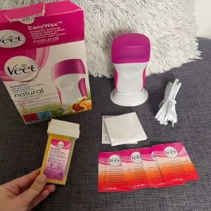 Vax kit - Ett vax kit från Veet. Aldrig använd! Köptes på Notino. Säljer pga den ej kommer till användning. OBS: VAXET ÄR LÄCKT, JAG FICK DEN SÅ NÄR JAG HÄMTA UT DEN (se bilderna) Men den kan fortfarande användas. Annars så kan man få kitet utan den. 