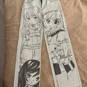 Jeans - Raka jeans med anime/cartoon mönster. Mid/high waist. Jag är 168 cm.