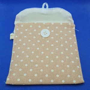 Liten necessär - Liten väska / necessär som du kan ha tex tamponger / bindor i för att enklare hålla reda på dessa i väskan. Mått på dessa är ca 11 × 11 cm.