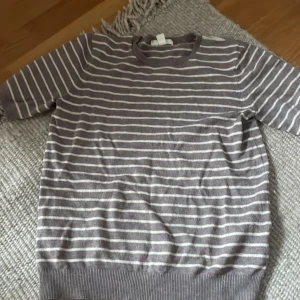 Säljer denna jättefina tröjan - Säljer denna jättefina randinga tröjan från H&M i storlek XS. Frakt tillkommer 