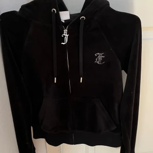 juicy jacka  - Säljer min juicy jacka då den aldrig kommer till användning. Sitter normalt i storleken och är använd max 5 gånger. Pris går att diskutera.