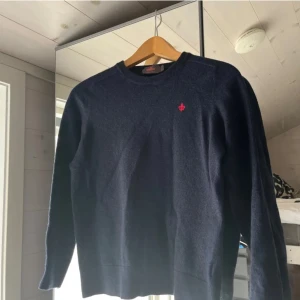Morris sweatshirt  - Säljer nu min Morris tröja gjord av merinoull Den är i ett skitbra skick men den har krymt i tvätten. Hör av er vid frågor. Tar gärna emot byte 