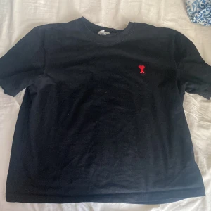 Ami paris t-shirt - Asfet ami paris tisha med ett mindre märke som gör den mer lowkey men fortfarande jävligt fräsch. Använd men mycket kvar o ge 9/10 skick💯 storlek S med skön oversized fit men lite kort på en kille som e 175. Skriv vid lilla minsta fundering!