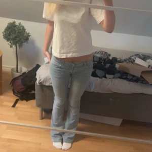 Ljusblå bootcut jeans - Säljer ett par ljusblå bootcut jeans i bra skick. De är lågmidjade. Säljer då de inte kommer till användning.