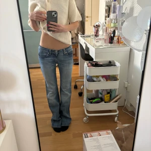 Låga jeans - Låga jeans  Midja: 34 Innerben: 75 