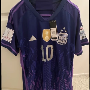 Argentina tröja  - Helt ny Argentina world cup tröja med Messi på ryggen. Aldrig använd och kommer i original pase. Säljs pågrund av att den var för stor för mig. Storleken är M men passar även L.