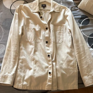 Vit Overshirt  - Säljer en H&M overshirt jag inte längre använder, god skick om håller värme bra