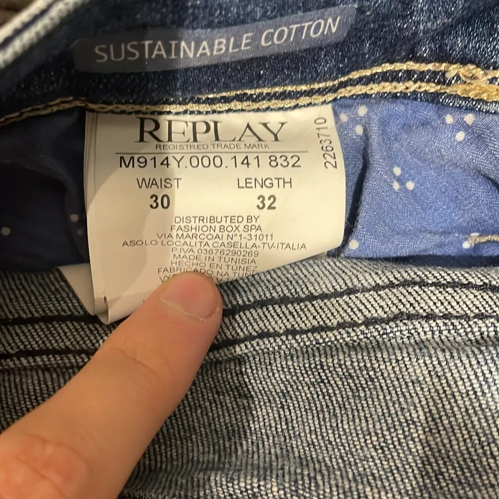 Riktigt snygga och sköna jeans ifrån replay i modellen anbass med snygga slitningar, skick 10/10 nypris 1800. Jeans & Byxor.