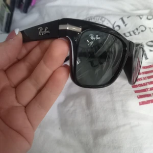 Ray ban solglasögon - Säljer ett par solglasögon från Ray Ban, den är används fåtal gånger! Säljer dem för 600kr + frakt!
