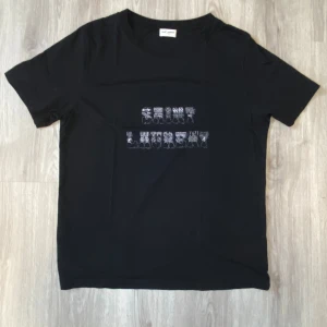 Saint Laurent Tshirt - Saint Laurent T-Shirt┃Storlek XS┃Skick 9/10 inga defekter┃Bara att höra av dig för fler bilder/frågor