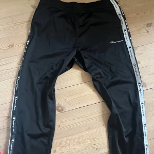 Svarta champion byxor💕 - Svarta champion byxor i strlk L men skulle säga att de passar M/L💕 använda 1-2 ggr och mycket bra skick