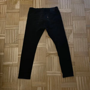 Levis jeans - Skick 10/10 använd ett par gånger. W 34 L32. Skulle nog säga att de är slimfit. 