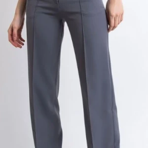 Madlady kostymbyxor, helt nya - Säljer dessa kostym byxor ifrån madlady som är helt nya och aldrig använda endast testade. Jätte fina! Nypris är 599kr