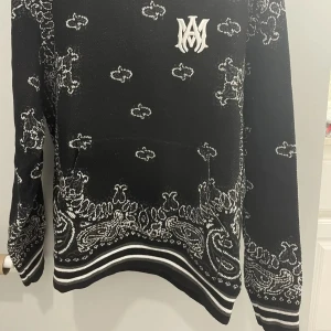 AMIRI B-BALL KNITTED HOODIE - AMIRI B-ball knitted set med hoodie och shorts. Shortsen säljer jag också för ett paketpris på 3500.   Säljes då jag inte längre använder AMIRI. 9.5/10 i skick. Använd ett fåtal gånger.   Tar emot bud!