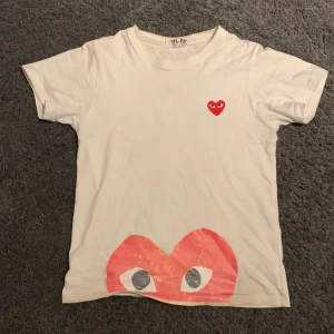 Play T-shirt. Helt ok skick. - Storlek XS passar 158-164cm. Har lite slitningar på hjärtat där nere men annars bra skick!