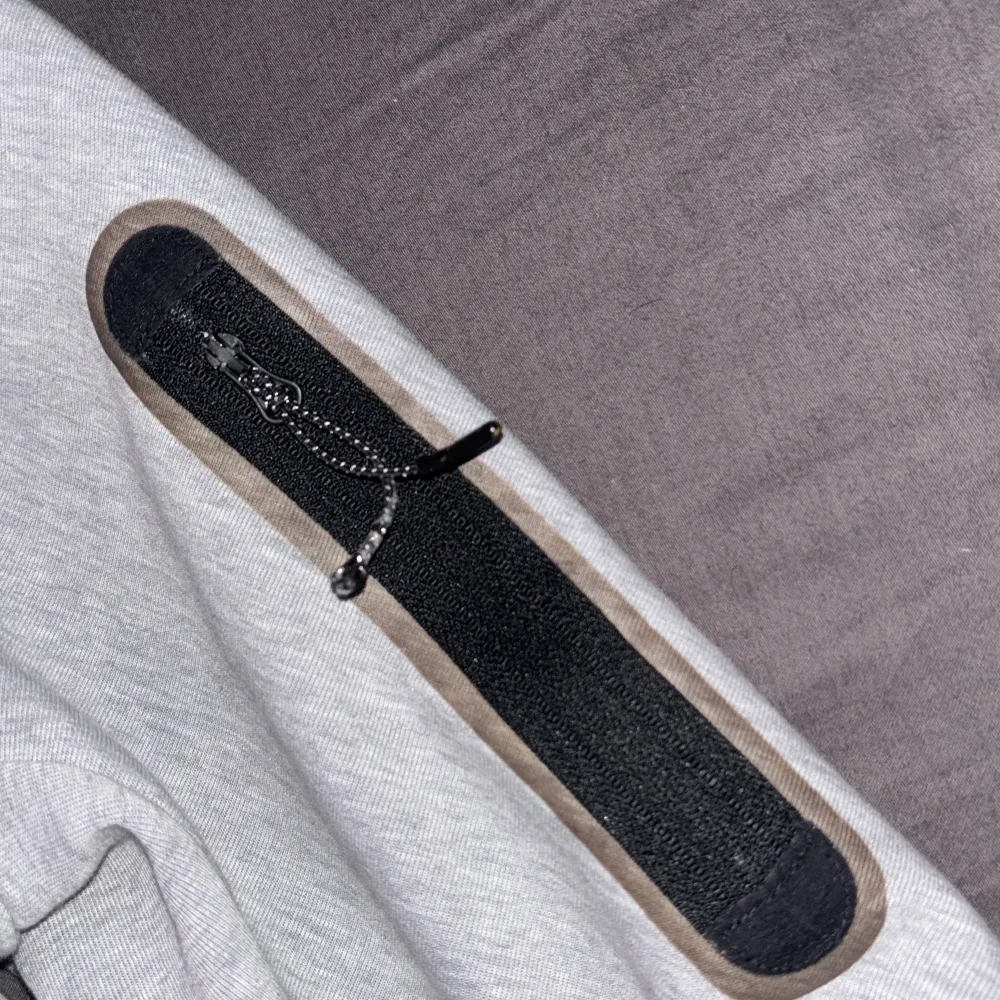 Säljer nu en nike tech hoodie köpt på plick me säljer då den inte passade Storlek M men kan passa L Inga defekter . Hoodies.